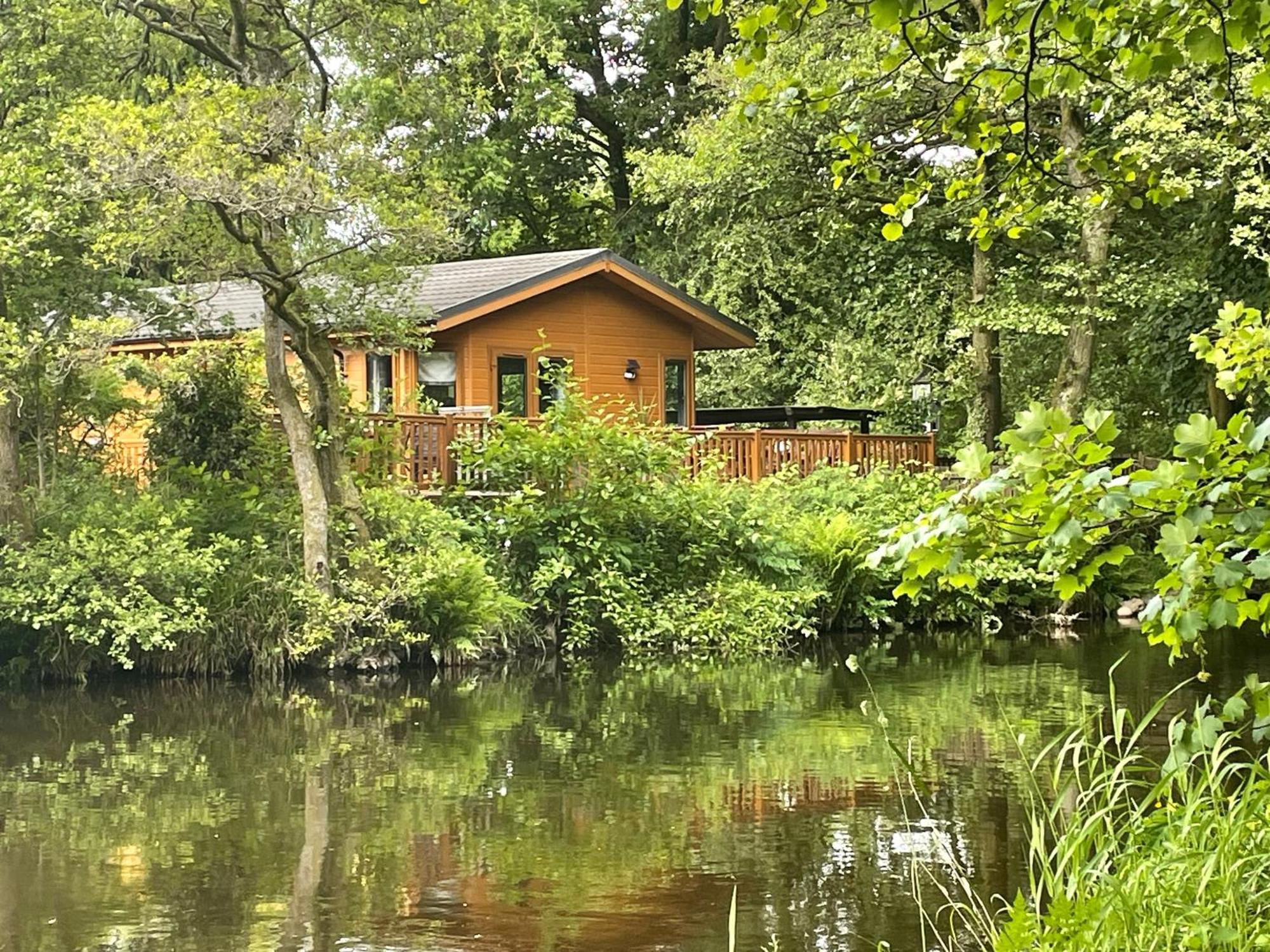 Riverbank Lodge Dollar Extérieur photo